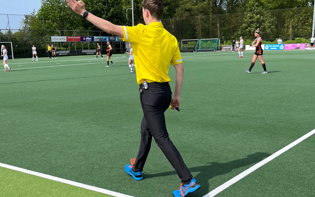 Hockeyscheidsrechters fluiten Nederlands elftal Meisjes U16 met draadloos communicatiesysteem